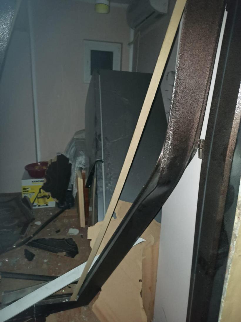 Explozie puternică într-un bloc din Brăila: două persoane au ajuns la spital. O grădiniță, 16 apartamente și 7 mașini avariate 18928180