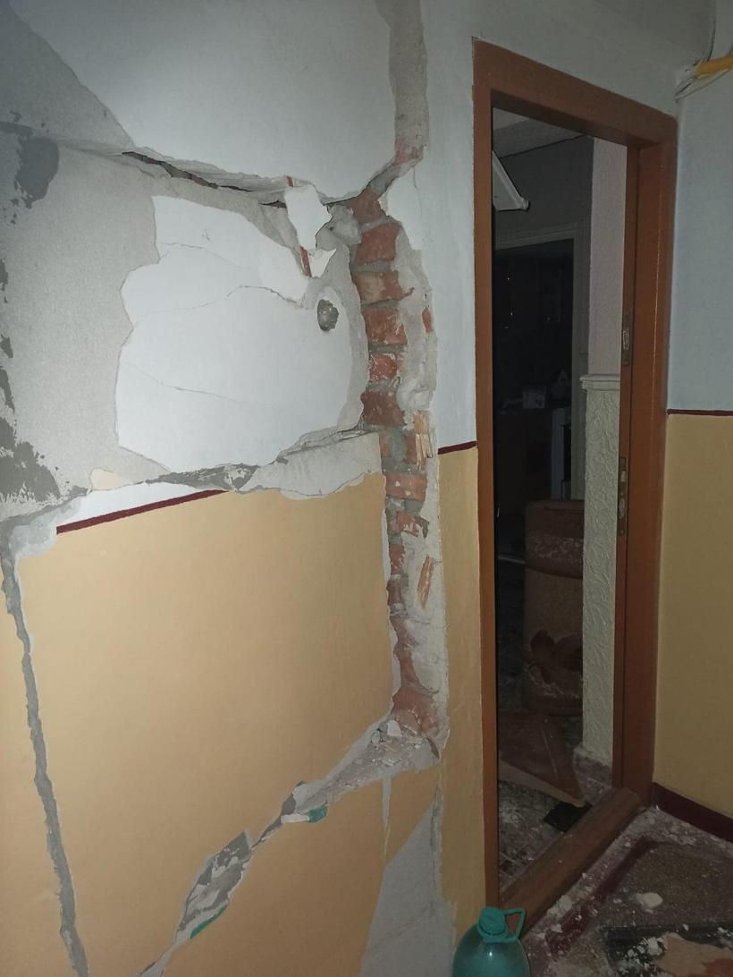 Explozie puternică într-un bloc din Brăila: două persoane au ajuns la spital. O grădiniță, 16 apartamente și 7 mașini avariate 18928181