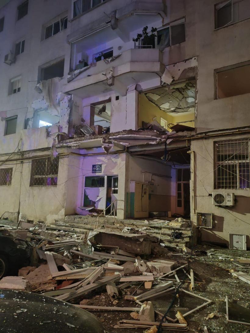 Explozie puternică într-un bloc din Brăila: două persoane au ajuns la spital. O grădiniță, 16 apartamente și 7 mașini avariate 18928183