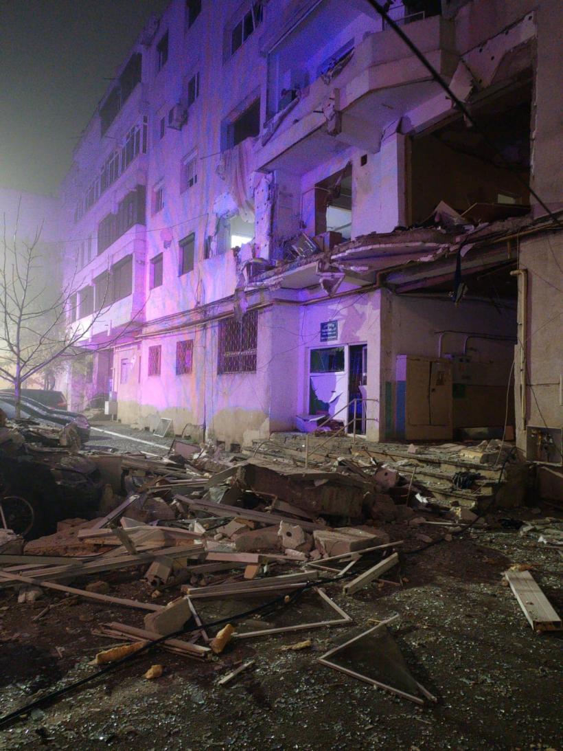 Explozie puternică într-un bloc din Brăila: două persoane au ajuns la spital. O grădiniță, 16 apartamente și 7 mașini avariate 18928185