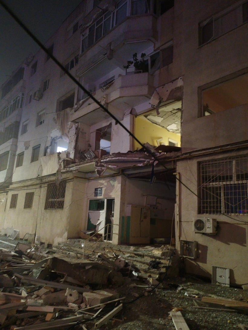 Explozie puternică într-un bloc din Brăila: două persoane au ajuns la spital. O grădiniță, 16 apartamente și 7 mașini avariate 18928186