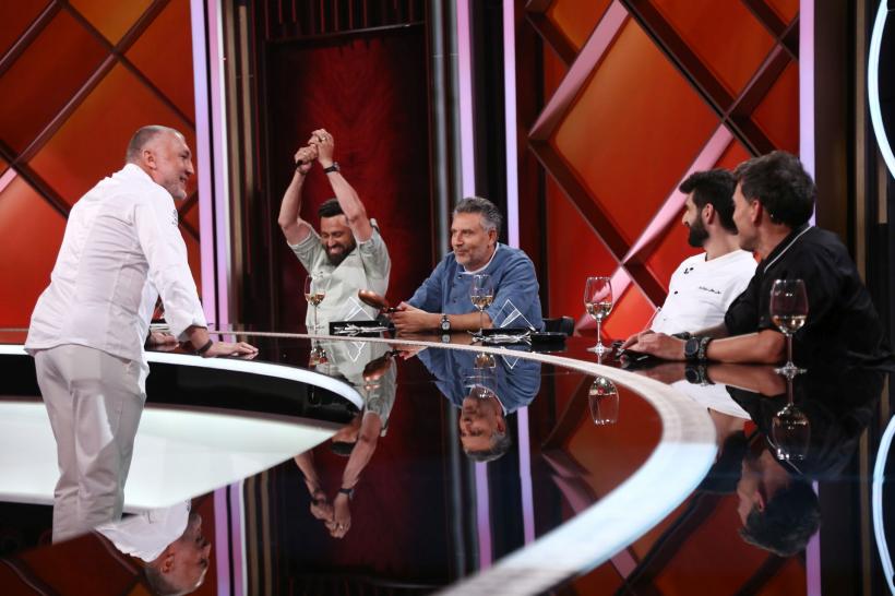 A început să gătească la 13 ani, iar diseară le spune juraților Chefi la cuțite povestea sa. Viorel Turcu a suferit o operație complicată când urma să intre prima dată în competiție: ”Nu mi se dăduseră șanse de supraviețuire” 18928420