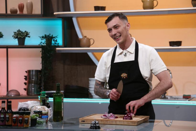 A început să gătească la 13 ani, iar diseară le spune juraților Chefi la cuțite povestea sa. Viorel Turcu a suferit o operație complicată când urma să intre prima dată în competiție: ”Nu mi se dăduseră șanse de supraviețuire” 18928425
