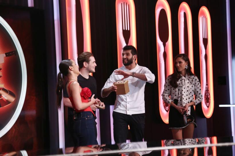 Chef Richard a câștigat bomba cu trei amulete în ediția de ieri seară Chefi la cuțite,  când a pregătit unul dintre signature dish-urile sale, Cocco Bello al Mare 18928620