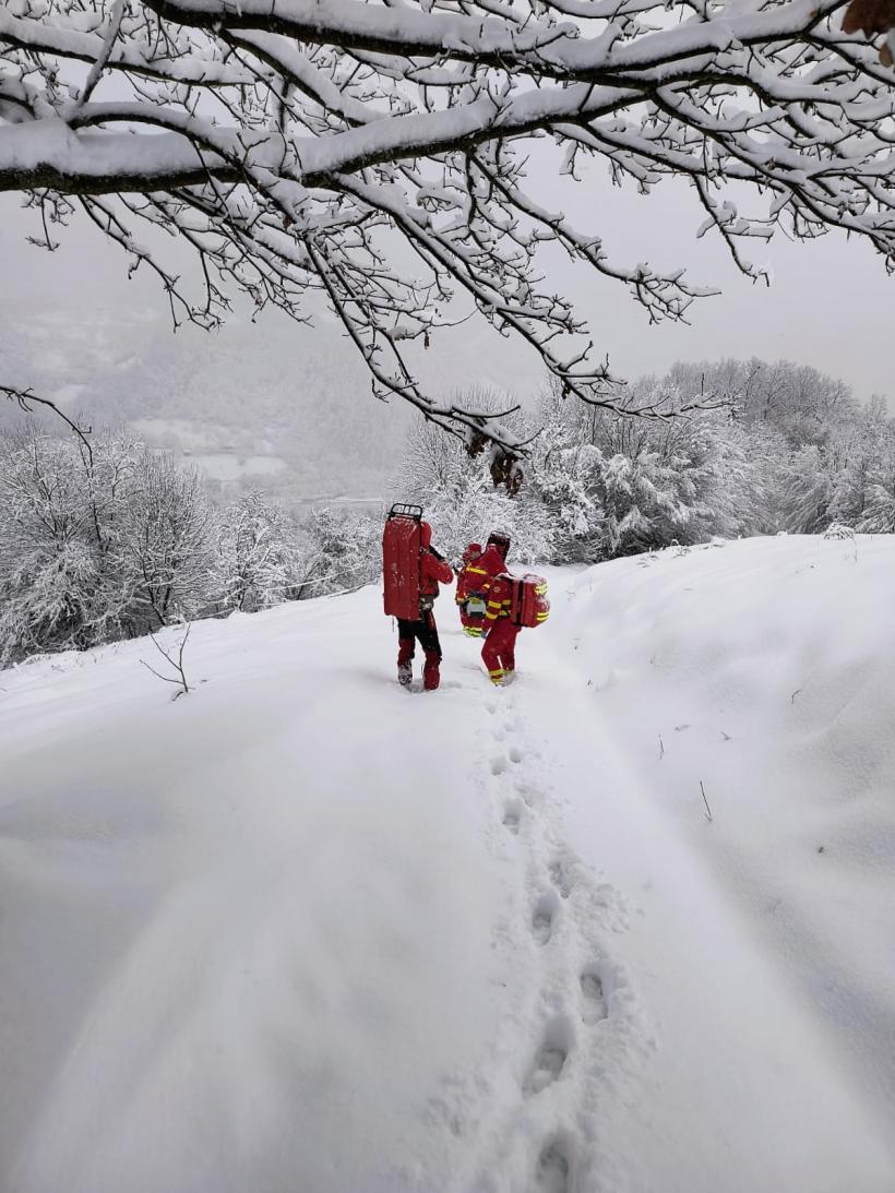 Salvare cu targa mobilă: Bătrân cu grave probleme medicale, surprins de ninsoare într-o zonă montană greu accesibilă