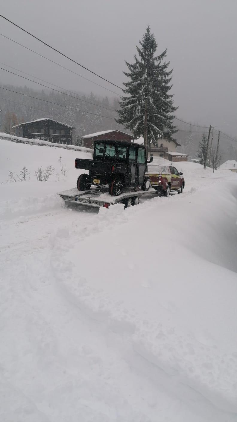 Salvare cu targa mobilă: Bătrân cu grave probleme medicale, surprins de ninsoare într-o zonă montană greu accesibilă 18928910