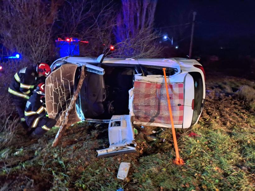 Accident groaznic: O femeie a ajuns la spital după ce mașina în care se afla s-a răsturnat 18928895