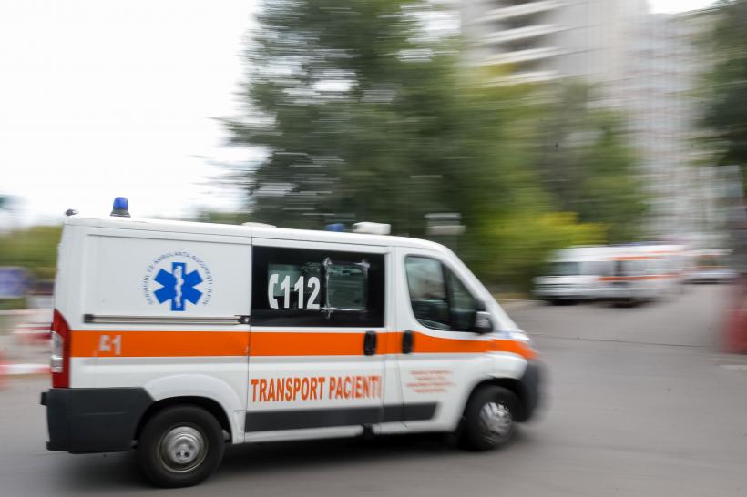 Un adolescent a căzut de la înălţime pe copertina unui bloc. El a fost transportat la spital cu multiple traumatisme