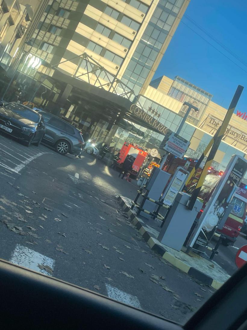 Incendiu violent într-un hotel din Piatra-Neamț. Pompierii intervin de urgență 18928997