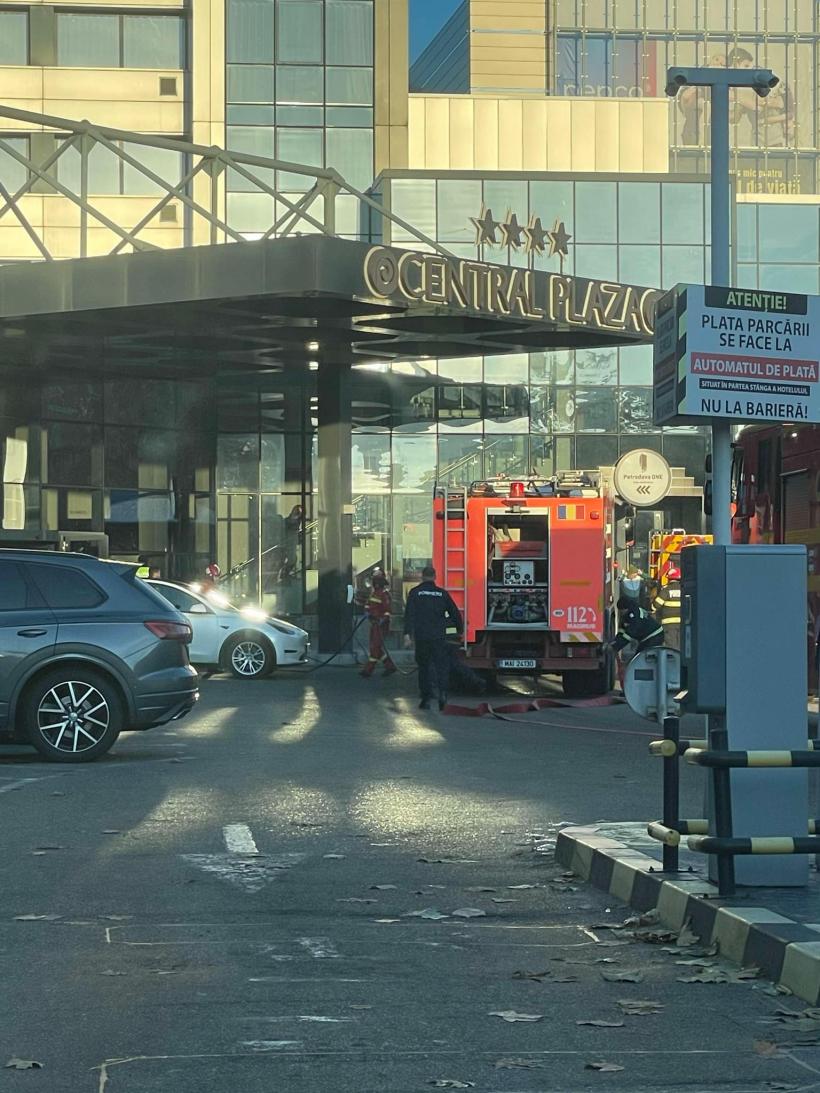 Incendiu violent într-un hotel din Piatra-Neamț. Pompierii intervin de urgență 18928998