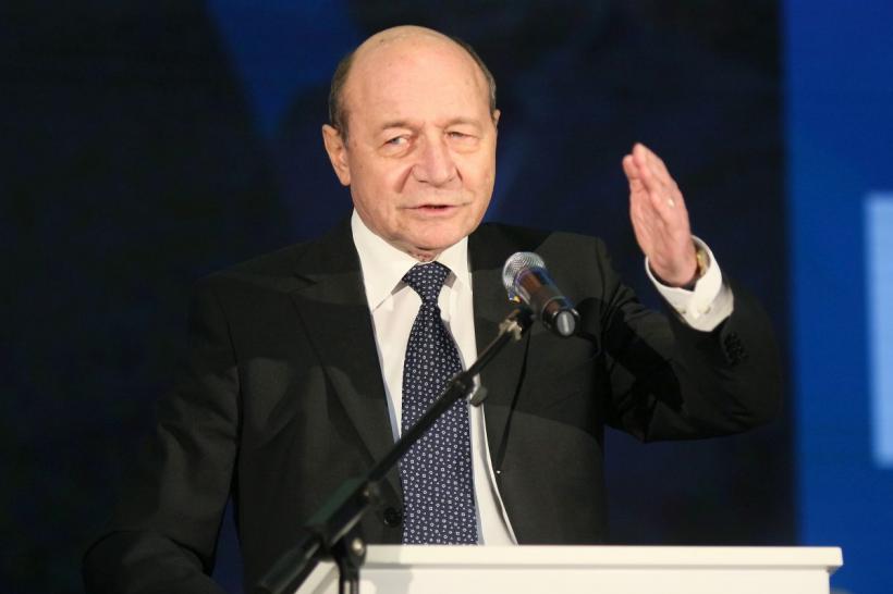 Traian Băsescu, la ieșirea din secție: „Votez cum vreau eu&quot;