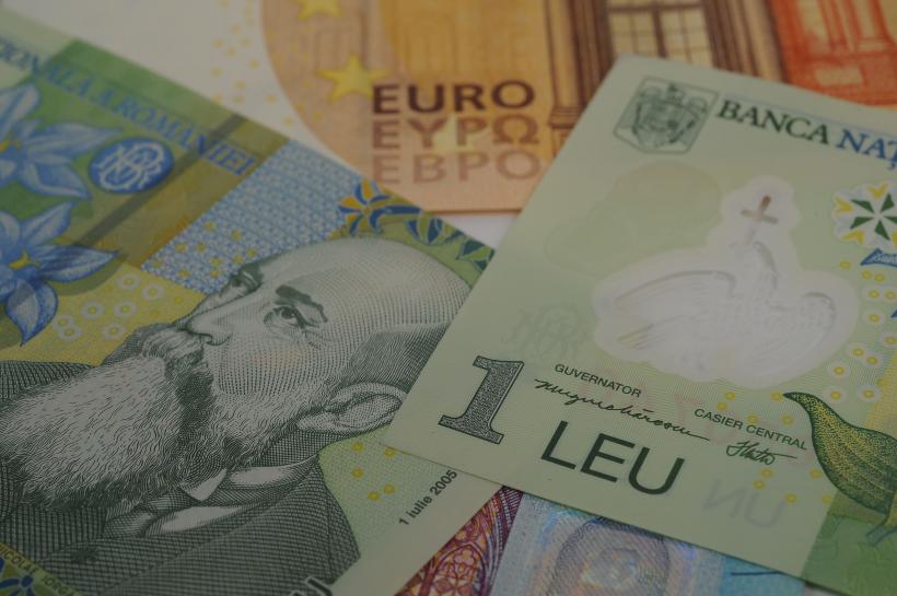 Leul s-a depreciat luni, în raport cu euro, dar a crescut faţă de dolarul american