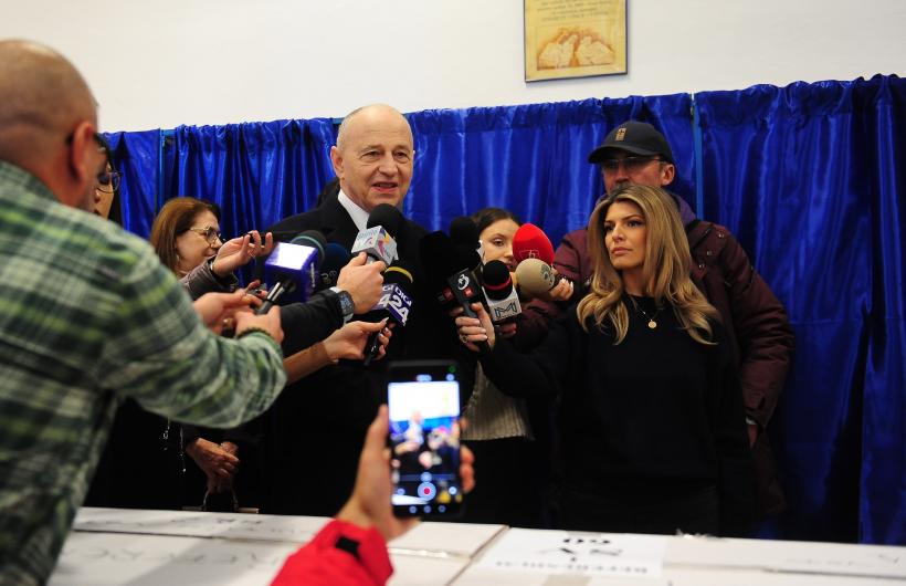 Românii s-au înghesuit să-și aleagă viitorul președinte. Prezență la urne mai mare decât se aștepta. Prezidențiale 2024: 15.000 de voturi pe minut 18929089