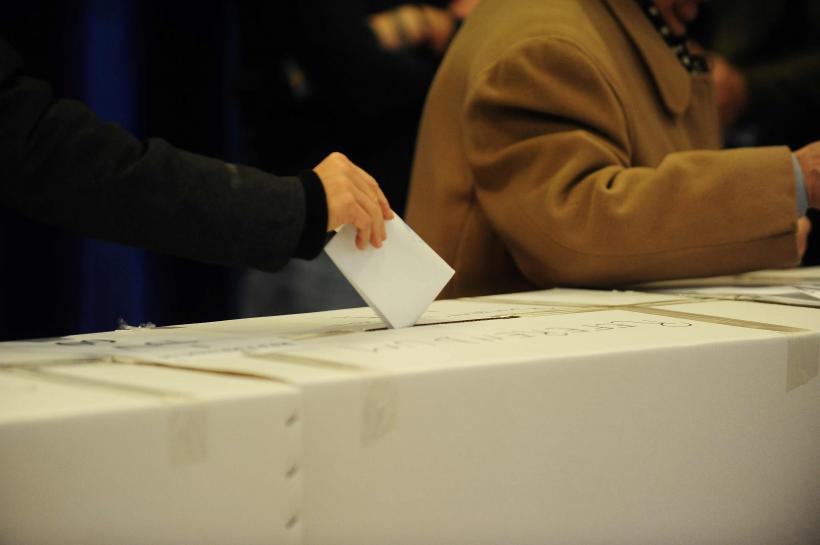 Românii s-au înghesuit să-și aleagă viitorul președinte. Prezență la urne mai mare decât se aștepta. Prezidențiale 2024: 15.000 de voturi pe minut 18929092