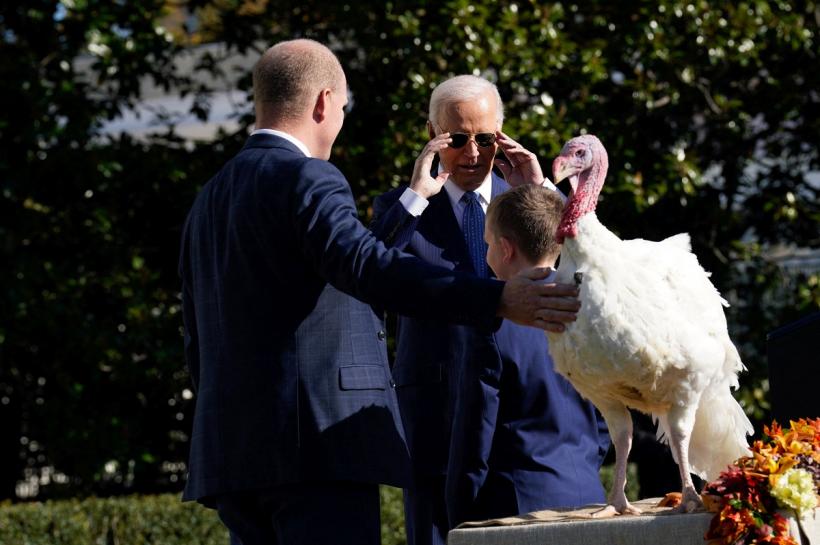 Biden a graţiat curcanii Peach şi Blossom la Casa Albă, de Ziua Recunoștinței