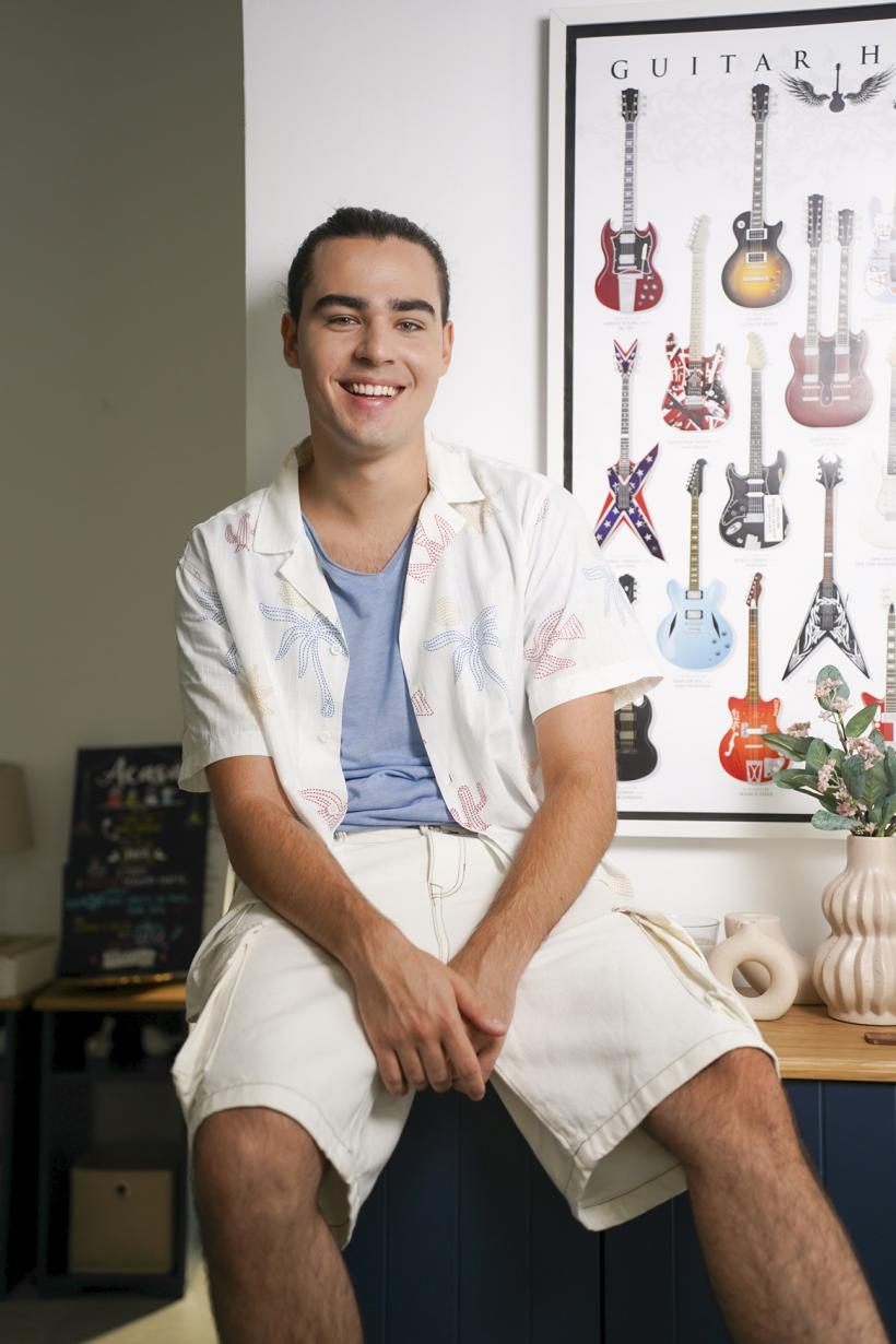 Emilian și Radu Ștefan Bănică se alătură distribuției celui mai nou serial original semnat Ruxandra Ion – Ana, Mi-ai fost scrisă în ADN. Emilian semnează şi piesa de generic a serialului de la Antena 1 18929477