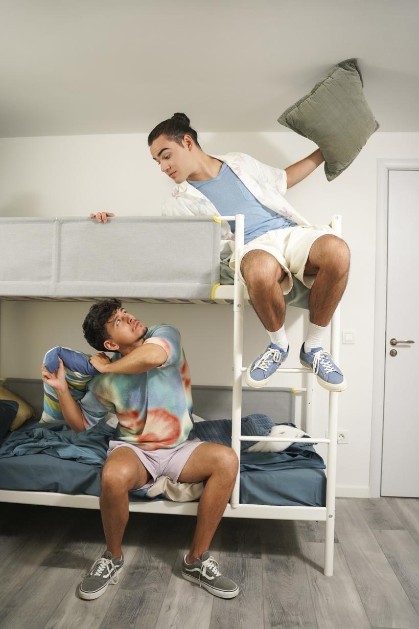 Emilian și Radu Ștefan Bănică se alătură distribuției celui mai nou serial original semnat Ruxandra Ion – Ana, Mi-ai fost scrisă în ADN. Emilian semnează şi piesa de generic a serialului de la Antena 1 18929478