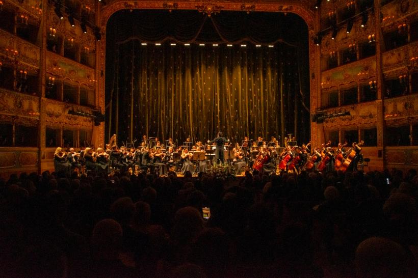 Aplauze la scenă deschisă la Fenice pentru Valentina Naforniţă, Ruxandra Donose, Ştefan Pop și Orchestra Operei Naţionale Bucureşti, dirijată de Daniel Jinga 18930066