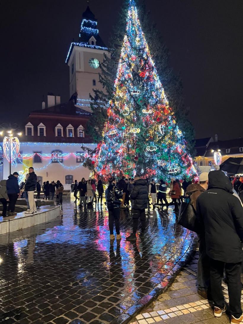 Cum arată Târgul de Crăciun din Piața Sfatului din Brașov