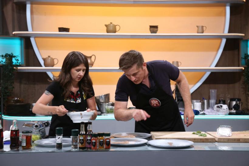 Chef Richard Abou Zaki a dat aseară cuțitul de aur. Jurații se înfruntă diseară pentru ultima amuletă și împart ultimele cuțite ale acestui sezon Chefi la cuțite 18930612