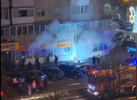 Parterul unui bloc a luat foc la Râmnicu Vâlcea. Peste 60 de persoane au fost evacuate  18930545