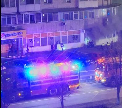 Parterul unui bloc a luat foc la Râmnicu Vâlcea. Peste 60 de persoane au fost evacuate  18930546