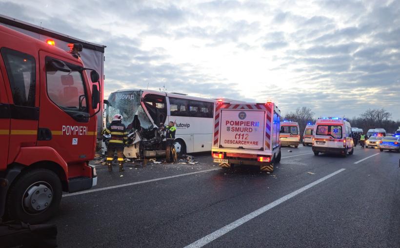 Accident rutier produs între un autocar și un autotren. A fost activat Planul Roșu de Intervenție