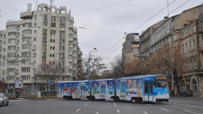 Tramvaie, autobuze şi staţii de transport public din oraş, decorate festiv cu ocazia sărbătorilor de iarnă