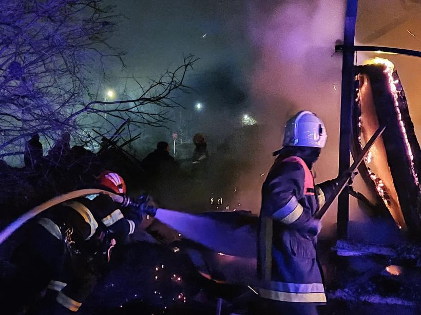 Hala de mobilă din Hanu Conachi, Galați, distrusă complet în incendiul de vineri 18931030