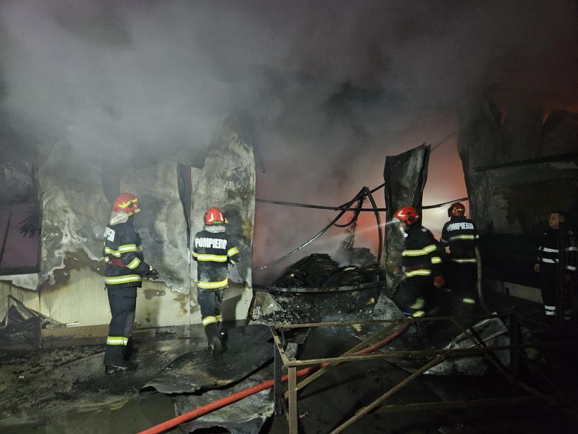 Hala de mobilă din Hanu Conachi, Galați, distrusă complet în incendiul de vineri 18931032