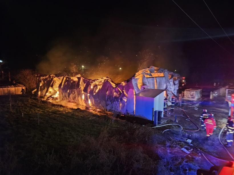 Hala de mobilă din Hanu Conachi, Galați, distrusă complet în incendiul de vineri 18931033