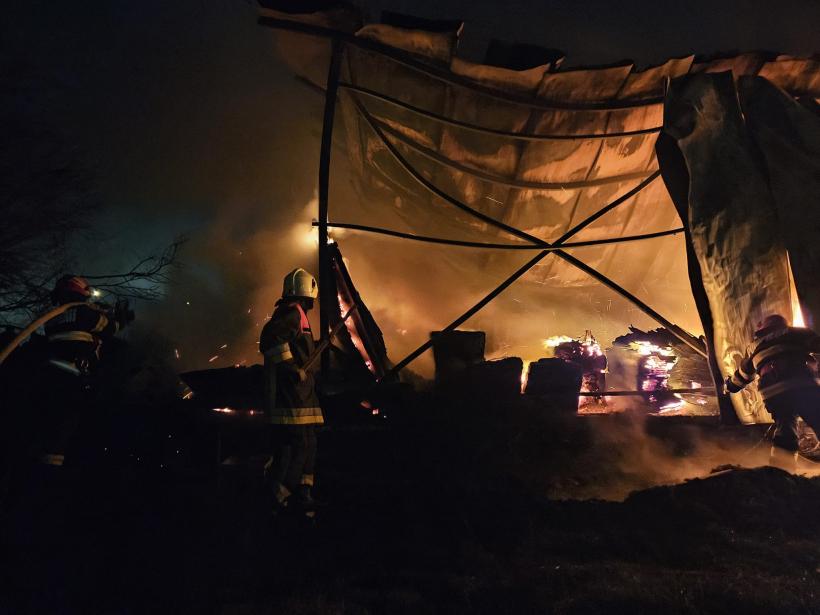 Hala de mobilă din Hanu Conachi, Galați, distrusă complet în incendiul de vineri 18931034