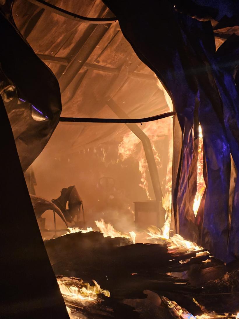 Hala de mobilă din Hanu Conachi, Galați, distrusă complet în incendiul de vineri 18931035