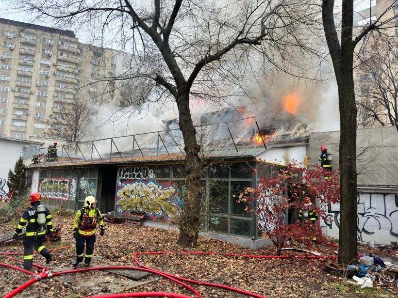 Incendiu puternic la un restaurant cunoscut din Capitală.  10 autospeciale intervin de urgență