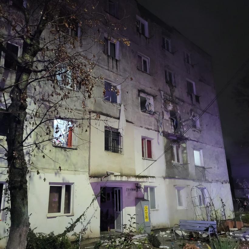 Explozie într-un bloc de garsoniere din Bacău. Un bărbat a fost surprins de dărâmături