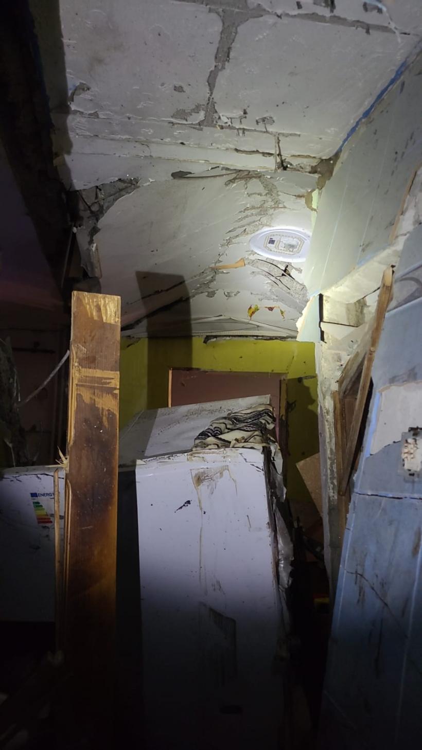 Explozie într-un bloc de garsoniere din Bacău. Un bărbat a fost surprins de dărâmături 18931130