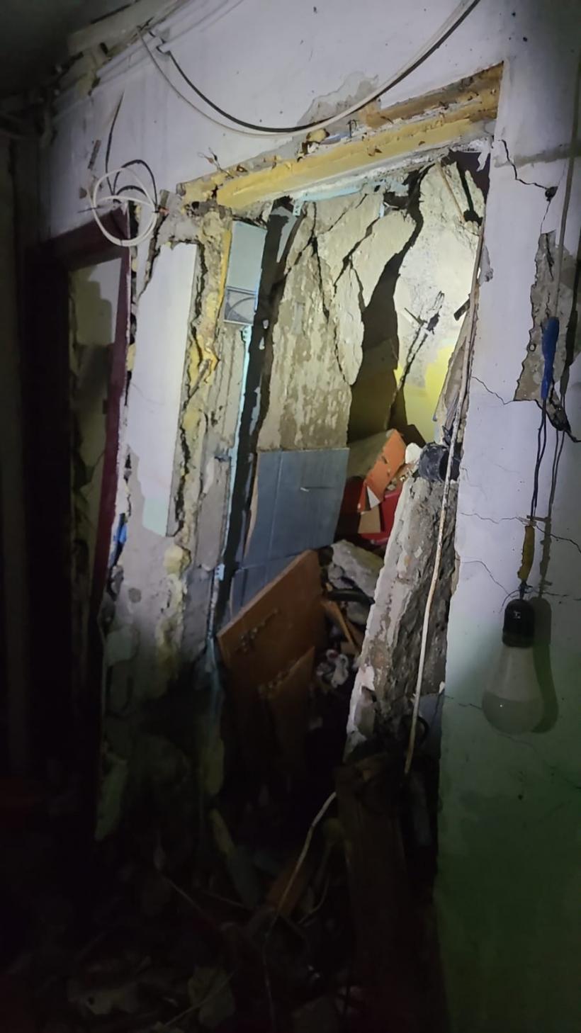Explozie într-un bloc de garsoniere din Bacău. Un bărbat a fost surprins de dărâmături 18931131