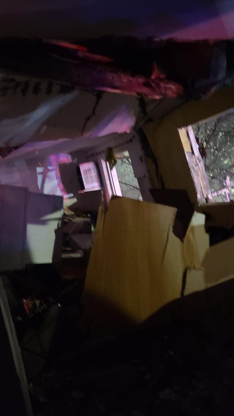 Explozie într-un bloc de garsoniere din Bacău. Un bărbat a fost surprins de dărâmături 18931132