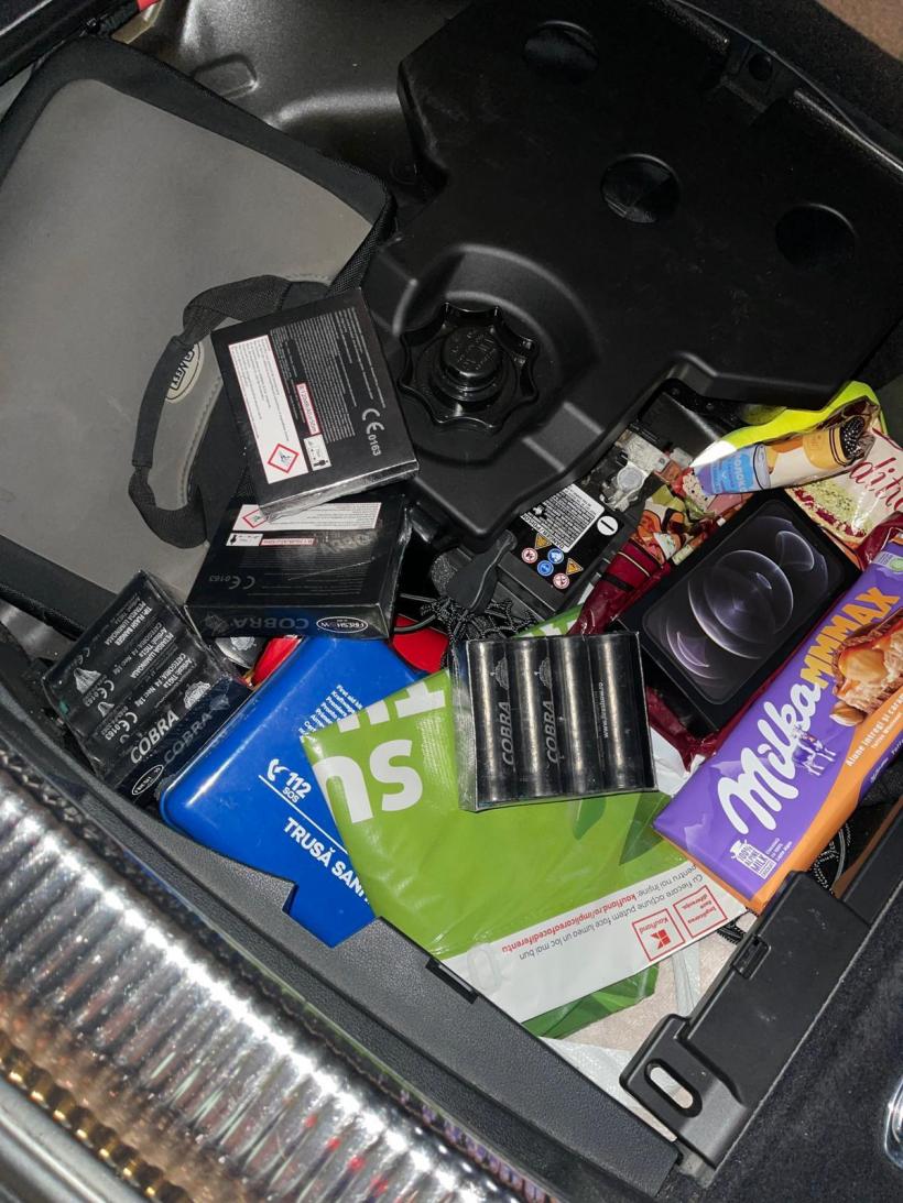 Operațiune paramilitară: Horaţiu Potra și alți mercenari, prinși în drum spre București cu pistoale, topoare, săbii și gaze lacrimogene 18931149