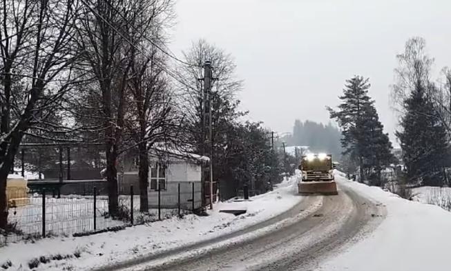 O stâncă a căzut pe o șosea din Vrancea, iar la munte a început să ningă 