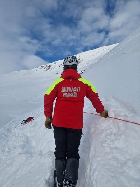 Grup de turişti, inclusiv copii, ajutat de salvamontişti să ajungă la telecabina Babele. Risc mare de avalanşă