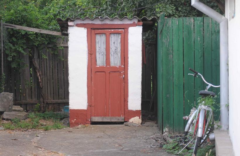 Dărâmarea WC-ului din fundul curții costă scump România 18931207