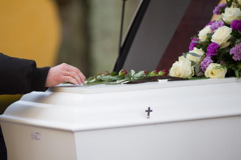 Cum te ajută o firmă de servicii funerare să economisești timp și bani?