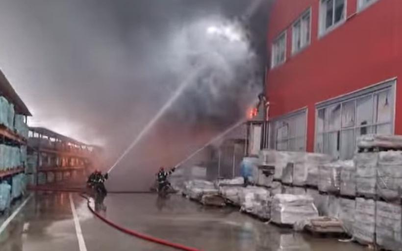 Incendiu puternic în Craiova, la un depozit de materiale de construcții