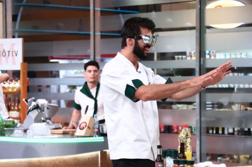 Echipa aurie a câștigat ieri battle-ul la Chefi la cuțite. Diseară, se instaurează panica în bucătărie! Concurenții gătesc cu ochelari speciali: ”Era totul în ceață, nu vedeam nimic” 18932450