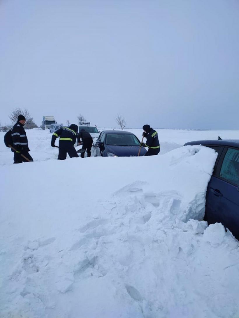 Două autoturisme în care se aflau și copii, blocate în zăpadă pe traseul către vârful Cozia