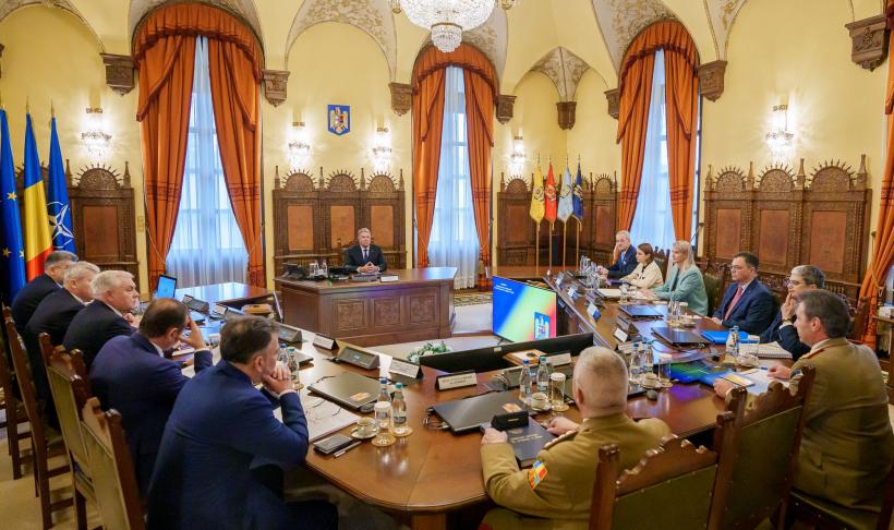 Țara arde, iar Președinția se dă în stambă. Peste o jumătate de milion de lei, „sparți” pe agende, flori, coroane și produse de protocol 18932685