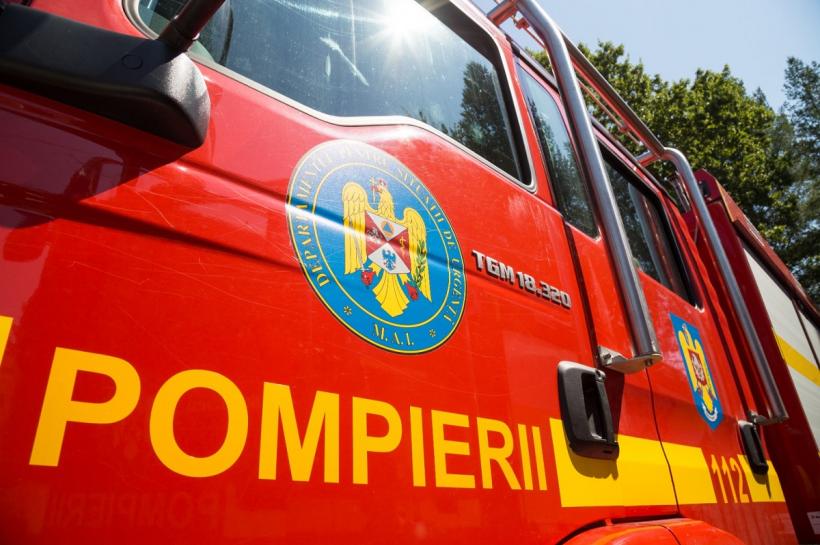 Incendiu violent la un service auto din Craiova. Intervin patru autospeciale ale pompierilor