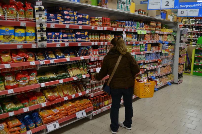 Vești bune pentru consumatori. Data până la care va fi plafonat adaosul comercial la alimentele de bază. Lista produselor ieftine