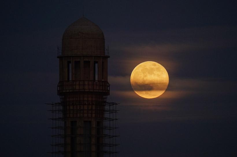 Luna, mult mai bătrână decât se credea